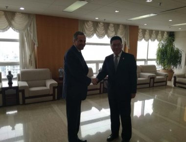 Με τον πρόεδρο της Cosco συναντήθηκε ο Α. Σαμαράς στο Πεκίνο (φωτό)